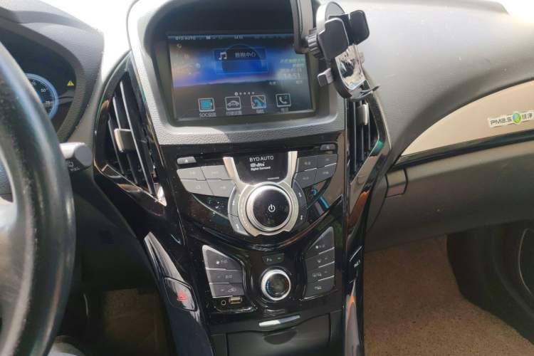Used BYD Qin New Energy 2015 1.5T Dual-Crown Flagship Plus Edition Audio And AC Panel