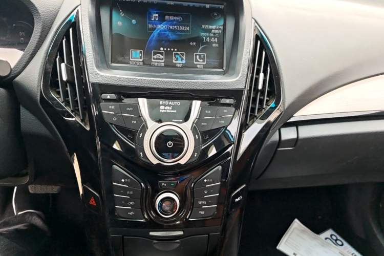 Used BYD Qin New Energy 2015 1.5T Dual-Crown Flagship Plus Edition Audio And AC Panel