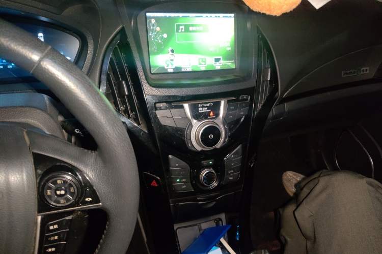 Used BYD Qin New Energy 2015 1.5T Dual-Crown Flagship Plus Edition Audio And AC Panel
