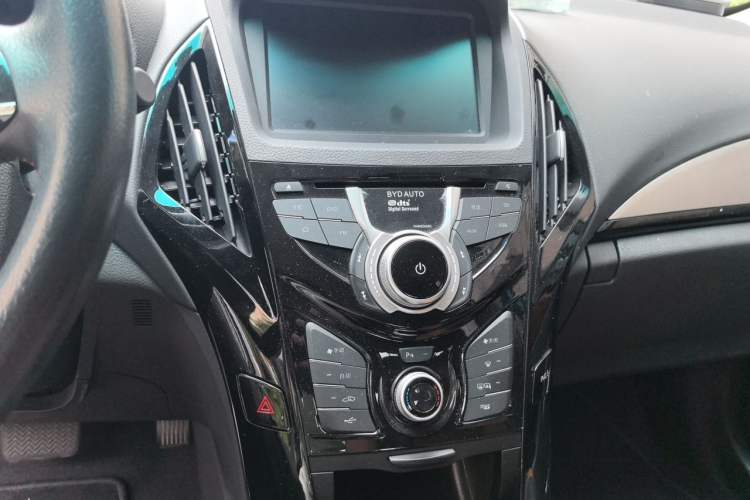 Used BYD Qin New Energy 2015 1.5T Dual-Crown Flagship Plus Edition Audio And AC Panel