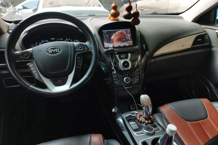 Used BYD Qin New Energy 2015 1.5T Dual-Crown Flagship Plus Edition Center Console
