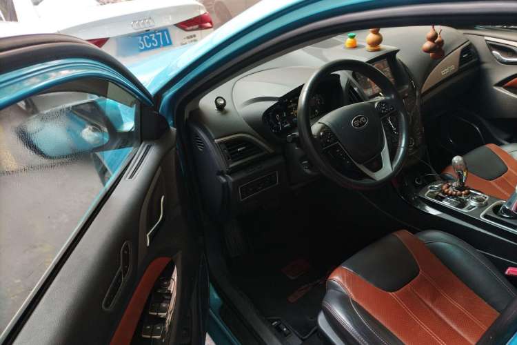 Used BYD Qin New Energy 2015 1.5T Dual-Crown Flagship Plus Edition Driver Seat