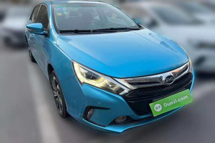 Used BYD Qin New Energy 2015 1.5T Dual-Crown Flagship Plus Edition Front Right 45 Deg