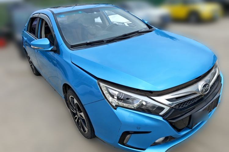 Used BYD Qin New Energy 2015 1.5T Dual-Crown Flagship Plus Edition Front Right 45 Deg