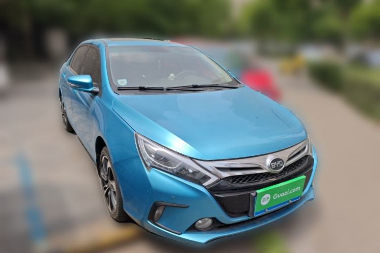 Used BYD Qin New Energy 2015 1.5T Dual-Crown Flagship Plus Edition Front Right 45 Deg