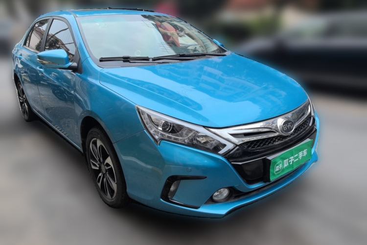Used BYD Qin New Energy 2015 1.5T Dual-Crown Flagship Plus Edition Front Right 45 Deg