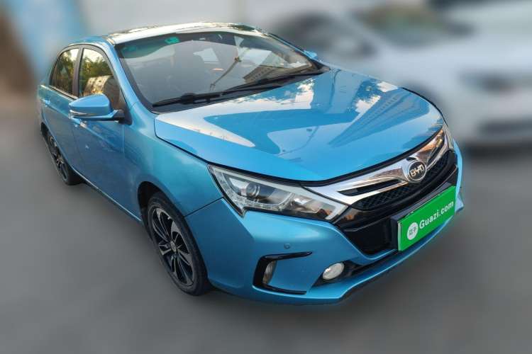 Used BYD Qin New Energy 2015 1.5T Dual-Crown Flagship Plus Edition Front Right 45 Deg