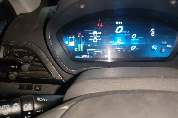 Used BYD Qin New Energy 2015 1.5T Dual-Crown Flagship Plus Edition Odometer Close Up