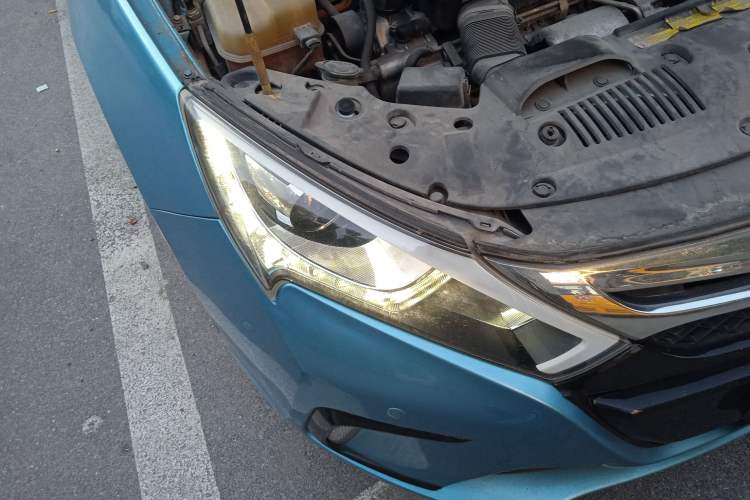 Used BYD Qin New Energy 2015 1.5T Dual-Crown Flagship Plus Edition Right Front Headlight