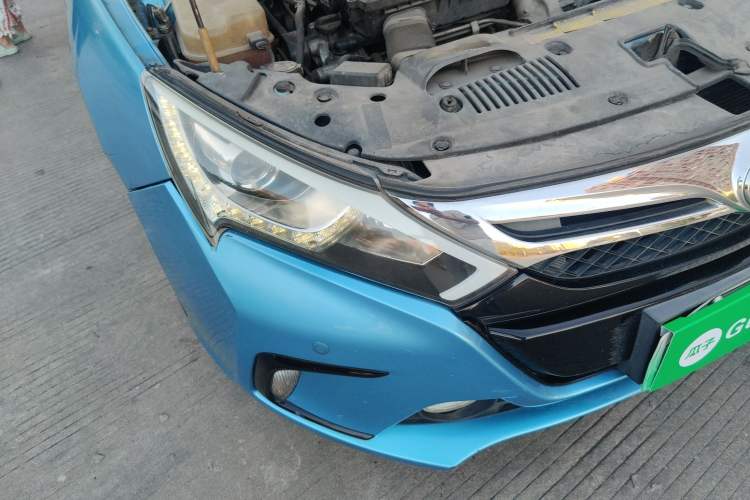 Used BYD Qin New Energy 2015 1.5T Dual-Crown Flagship Plus Edition Right Front Headlight