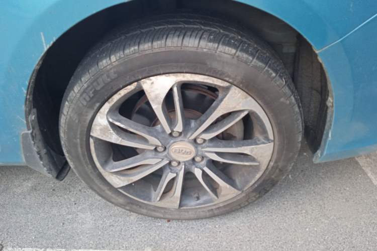 Used BYD Qin New Energy 2015 1.5T Dual-Crown Flagship Plus Edition Right Front Wheel Hub