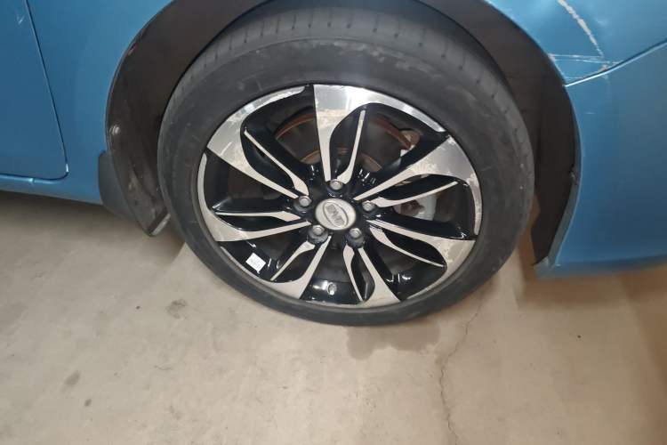Used BYD Qin New Energy 2015 1.5T Dual-Crown Flagship Plus Edition Right Front Wheel Hub