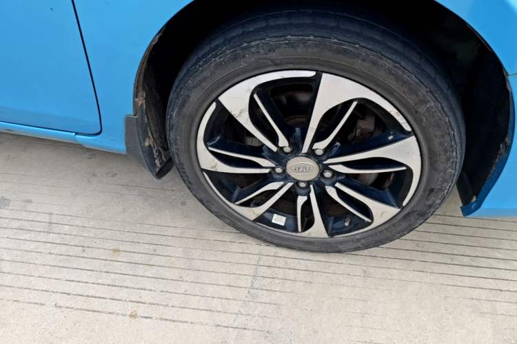 Used BYD Qin New Energy 2015 1.5T Dual-Crown Flagship Plus Edition Right Front Wheel Hub