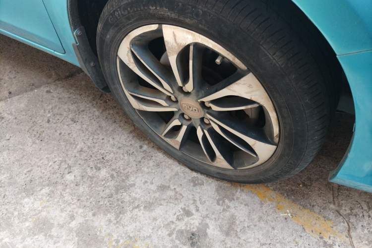 Used BYD Qin New Energy 2015 1.5T Dual-Crown Flagship Plus Edition Right Front Wheel Hub