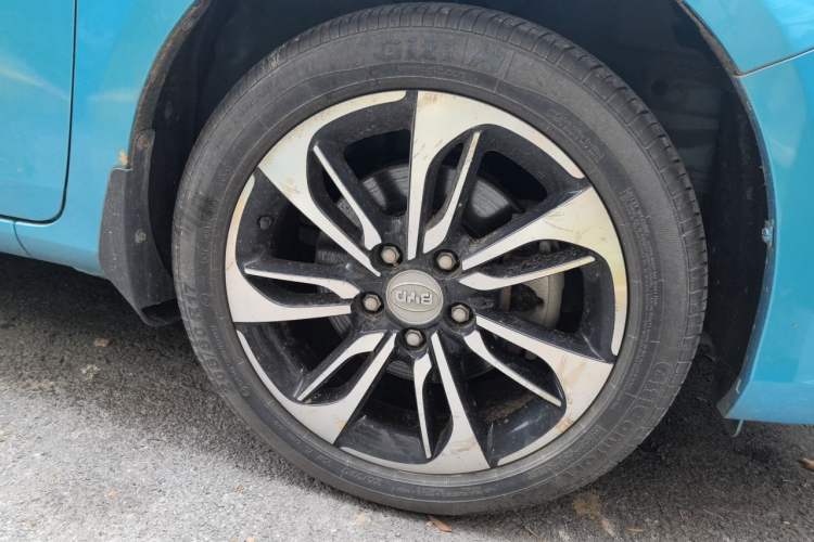 Used BYD Qin New Energy 2015 1.5T Dual-Crown Flagship Plus Edition Right Front Wheel Hub