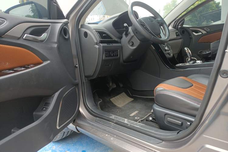 Used BYD Qin New Energy 2015 1.5T Dual-Crown Flagship Plus Edition Driver Seat