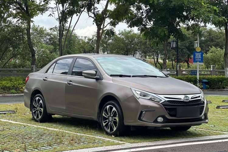 Used BYD Qin New Energy 2015 1.5T Dual-Crown Flagship Plus Edition Front Right 45 Deg