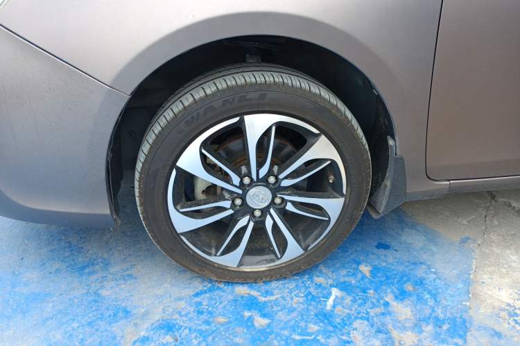 Used BYD Qin New Energy 2015 1.5T Dual-Crown Flagship Plus Edition Left Front Wheel Hub