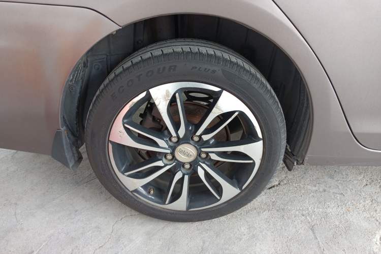 Used BYD Qin New Energy 2015 1.5T Dual-Crown Flagship Plus Edition Right Rear Wheel Hub