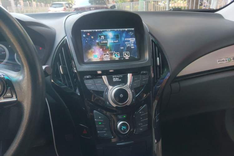 Used BYD Qin New Energy 2015 1.5T Dual-Crown Flagship Edition Audio And AC Panel