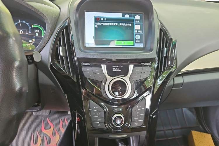 Used BYD Qin New Energy 2015 1.5T Dual-Crown Flagship Edition Audio And AC Panel