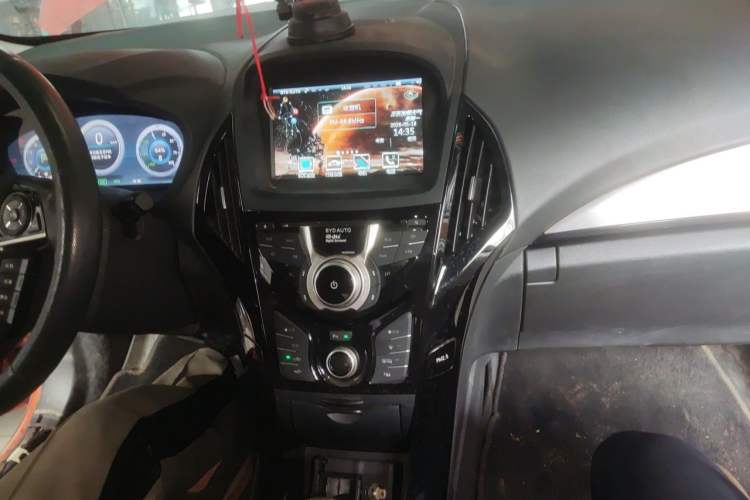 Used BYD Qin New Energy 2015 1.5T Dual-Crown Flagship Plus Edition Audio And AC Panel