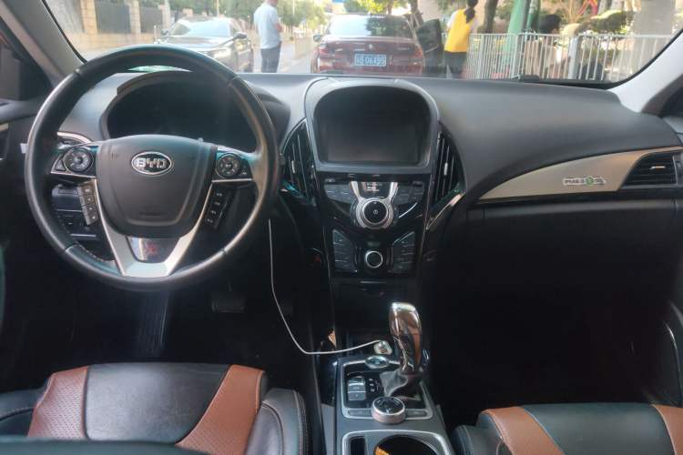 Used BYD Qin New Energy 2015 1.5T Dual-Crown Flagship Edition Center Console