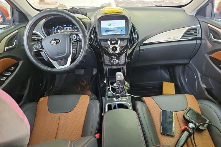 Used BYD Qin New Energy 2015 1.5T Dual-Crown Flagship Edition Center Console