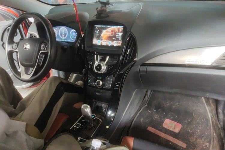 Used BYD Qin New Energy 2015 1.5T Dual-Crown Flagship Plus Edition Center Console