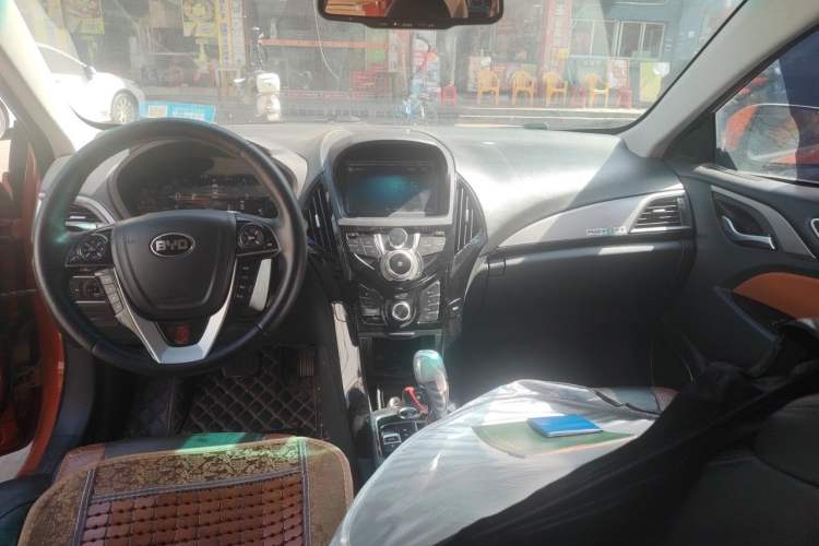 Used BYD Qin New Energy 2015 1.5T Dual-Crown Flagship Plus Edition Center Console