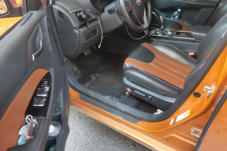 Used BYD Qin New Energy 2015 1.5T Dual-Crown Flagship Edition Driver Seat