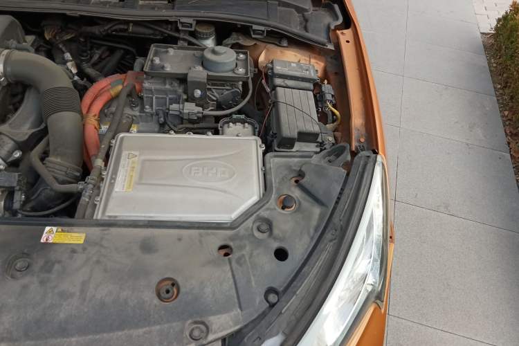 Used BYD Qin New Energy 2015 1.5T Dual-Crown Flagship Plus Edition Engine Bay Left