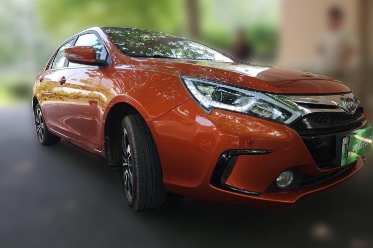 Used BYD Qin New Energy 2015 1.5T Dual-Crown Flagship Edition Front Right 45 Deg