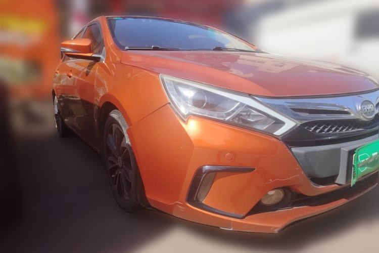 Used BYD Qin New Energy 2015 1.5T Dual-Crown Flagship Plus Edition Front Right 45 Deg