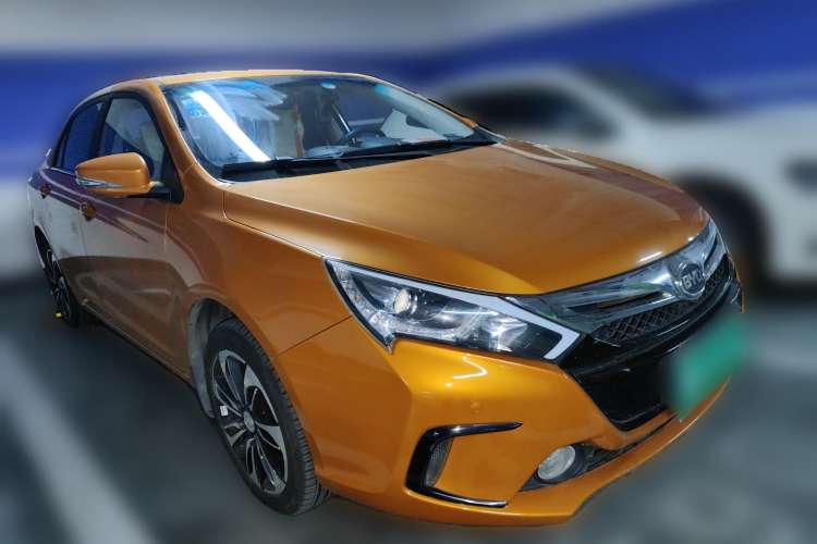 Used BYD Qin New Energy 2015 1.5T Dual-Crown Flagship Plus Edition Front Right 45 Deg