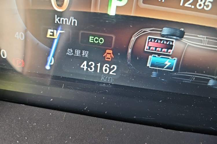 Used BYD Qin New Energy 2015 1.5T Dual-Crown Flagship Edition Odometer Close Up