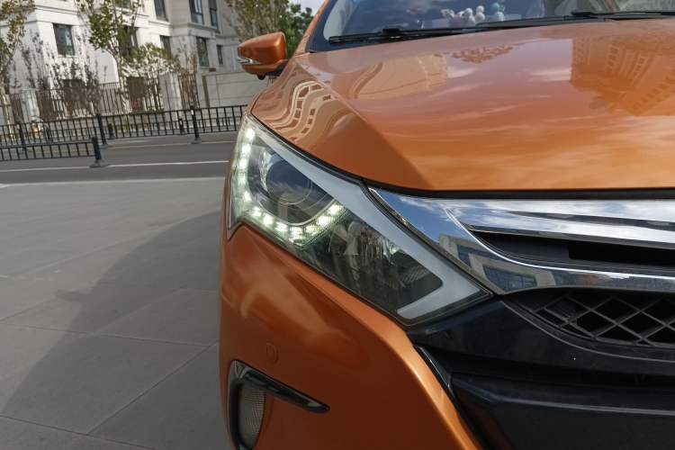 Used BYD Qin New Energy 2015 1.5T Dual-Crown Flagship Plus Edition Right Front Headlight