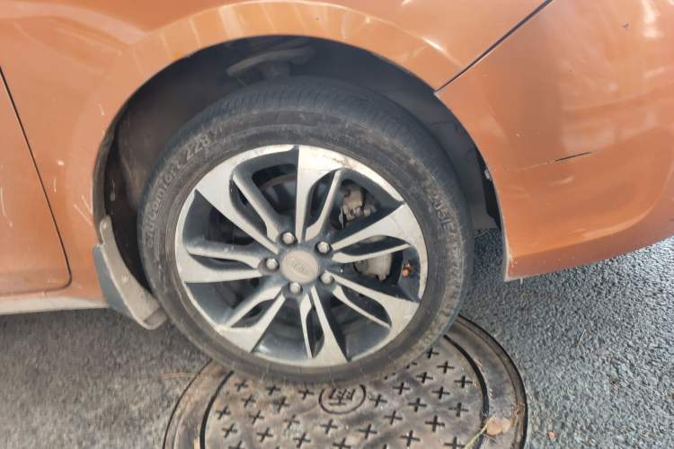 Used BYD Qin New Energy 2015 1.5T Dual-Crown Flagship Edition Right Front Wheel Hub