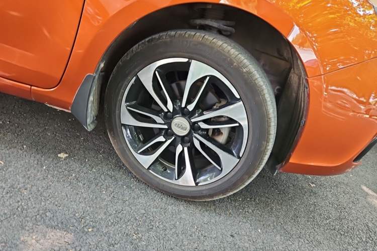 Used BYD Qin New Energy 2015 1.5T Dual-Crown Flagship Edition Right Front Wheel Hub