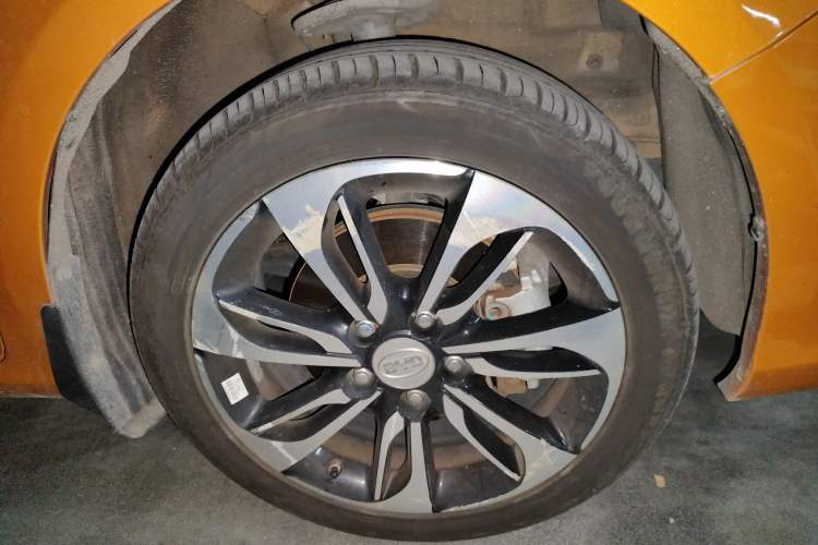 Used BYD Qin New Energy 2015 1.5T Dual-Crown Flagship Plus Edition Right Front Wheel Hub