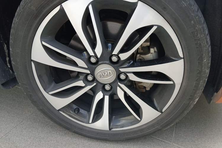 Used BYD Qin New Energy 2015 1.5T Dual-Crown Flagship Plus Edition Right Front Wheel Hub
