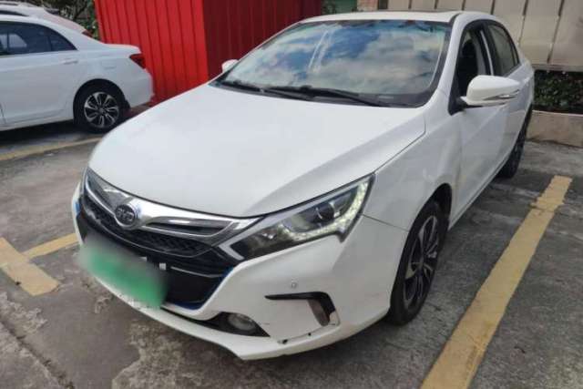 Ojetý BYD Qin New Energy 2015 1.5T Dual-Crown Flagship Plus Edition