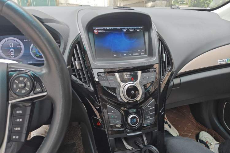 Used BYD Qin New Energy 2015 1.5T Dual-Crown Flagship Edition Audio And AC Panel