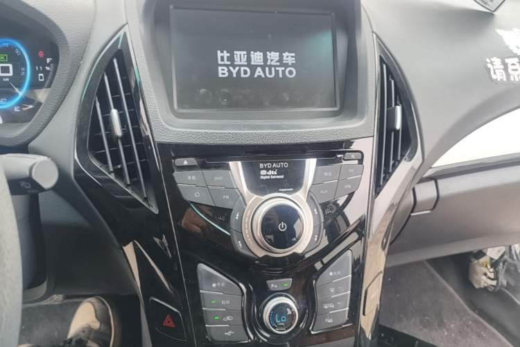 Used BYD Qin New Energy 2015 1.5T Dual-Crown Flagship Edition Audio And AC Panel