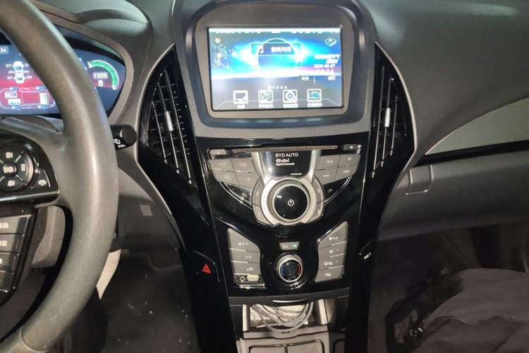 Used BYD Qin New Energy 2015 1.5T Dual-Crown Flagship Plus Edition Audio And AC Panel