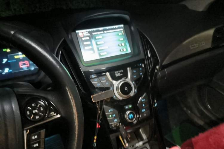 Used BYD Qin New Energy 2015 1.5T Dual-Crown Flagship Edition Audio And AC Panel