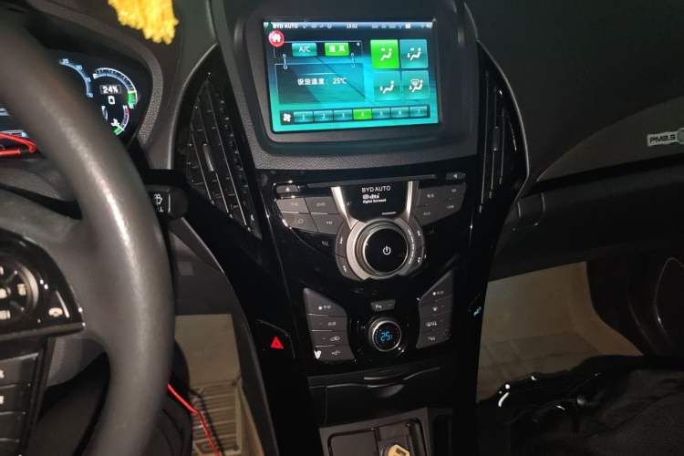 Used BYD Qin New Energy 2015 1.5T Dual-Crown Flagship Edition Audio And AC Panel