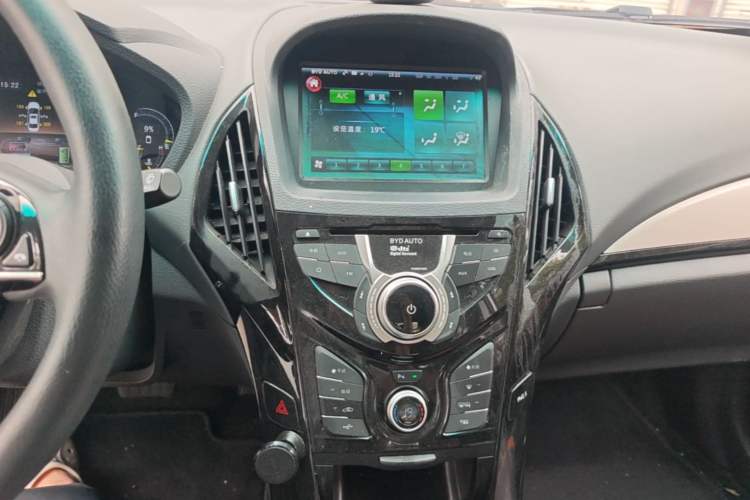 Used BYD Qin New Energy 2015 1.5T Dual-Crown Flagship Plus Edition Audio And AC Panel