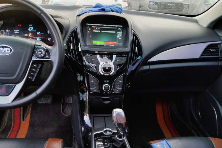 Used BYD Qin New Energy 2015 1.5T Dual-Crown Flagship Edition Audio And AC Panel