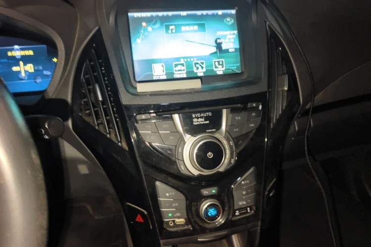 Used BYD Qin New Energy 2015 1.5T Dual-Crown Flagship Edition Audio And AC Panel